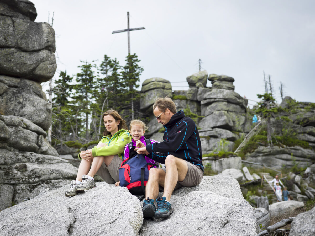 Familie beim Wandern auf dem Dreisesselberg