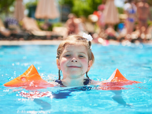 Mädchen schwimmt im Freibad