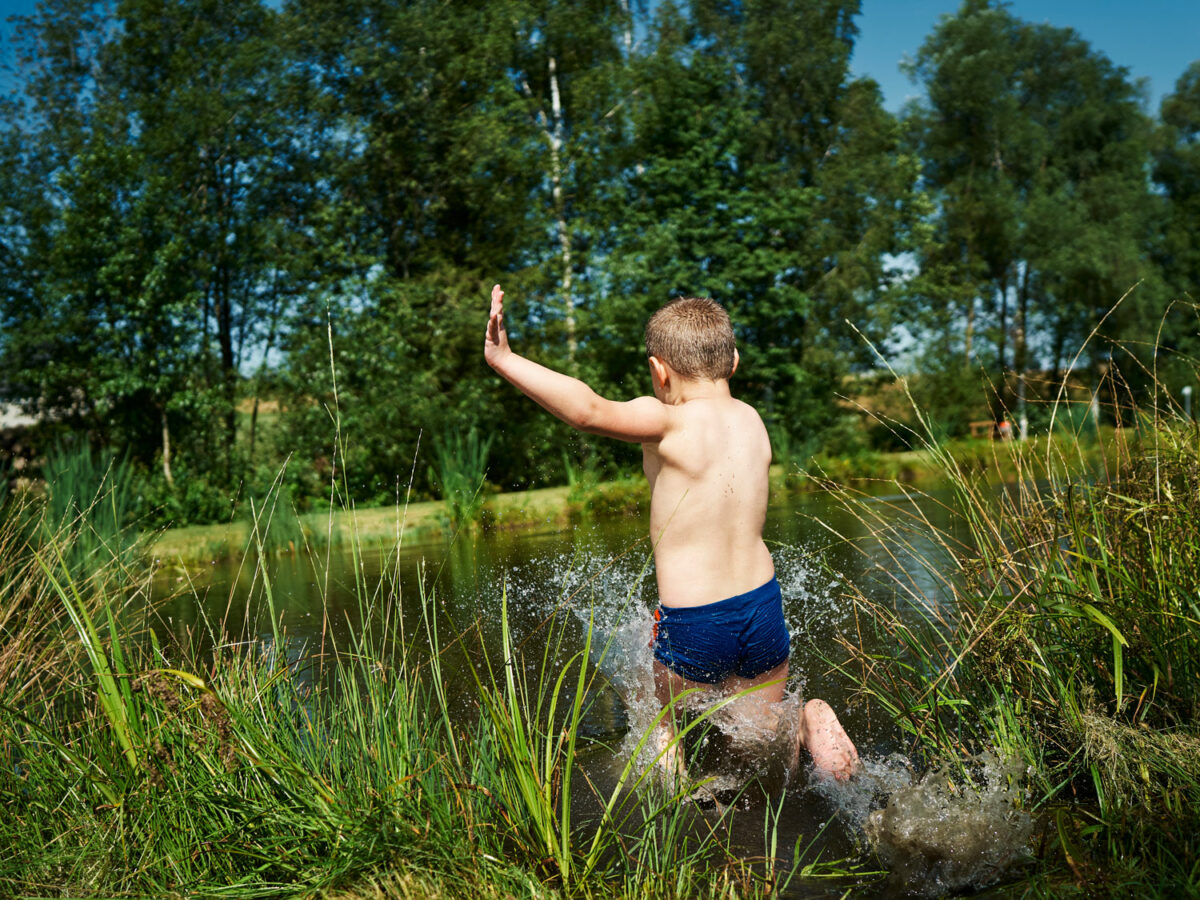 Junge springt in See