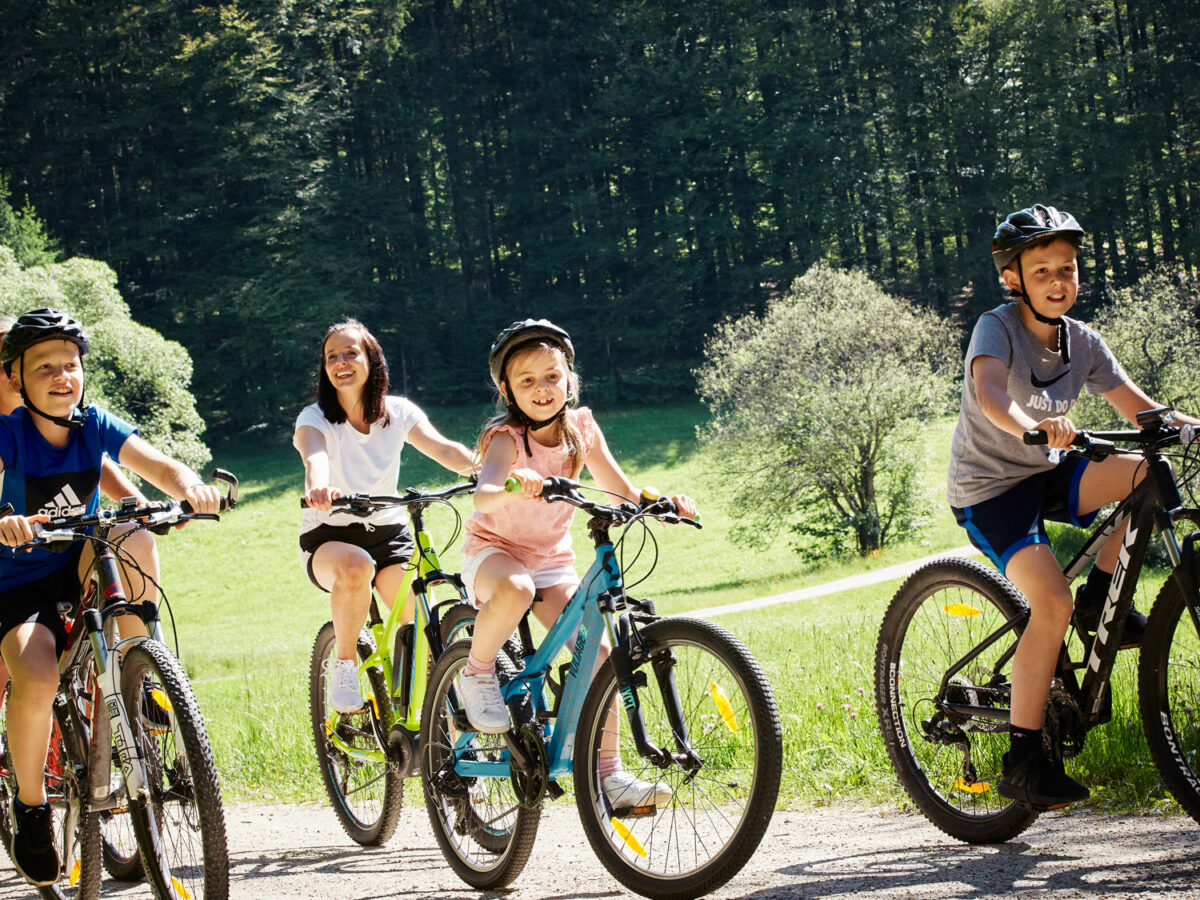 Familie beim Radfahren