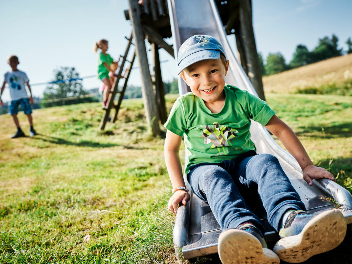 Kinder beim Rutschen