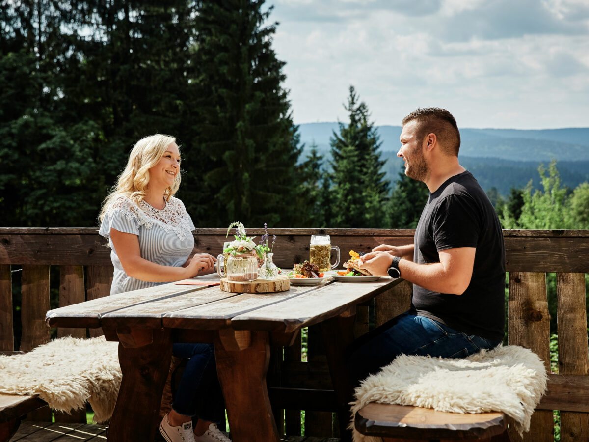 Paar beim Essen im Restaurant auf der Terasse