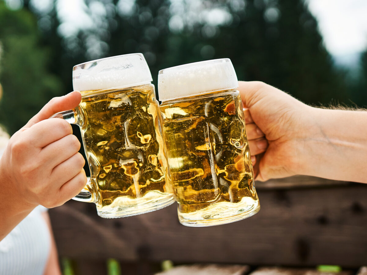 Anstoßen mit Bier