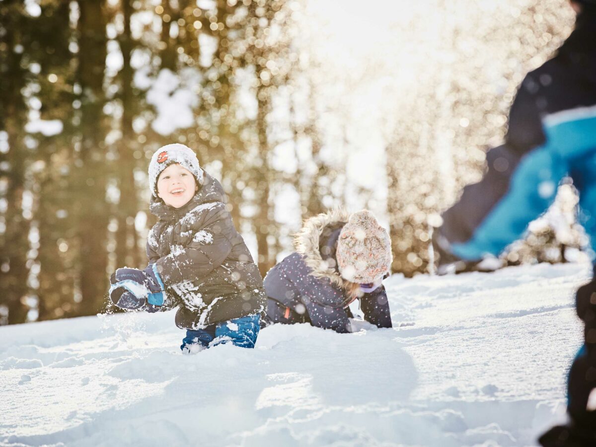 Kinder machen Schneeballschlacht