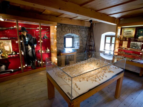 Museumsraum mit Ausstellung