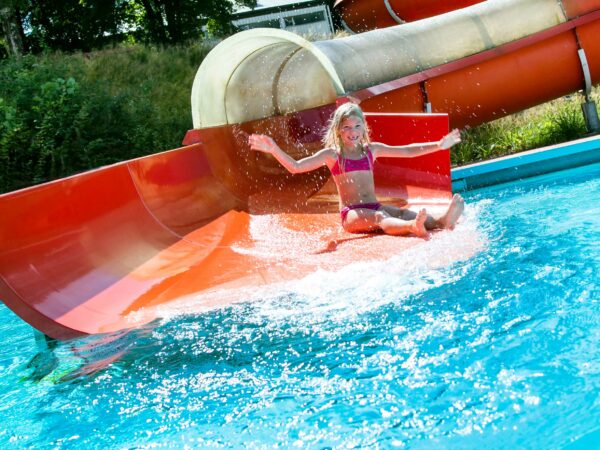 Mädchen auf einer Wasserrutsche