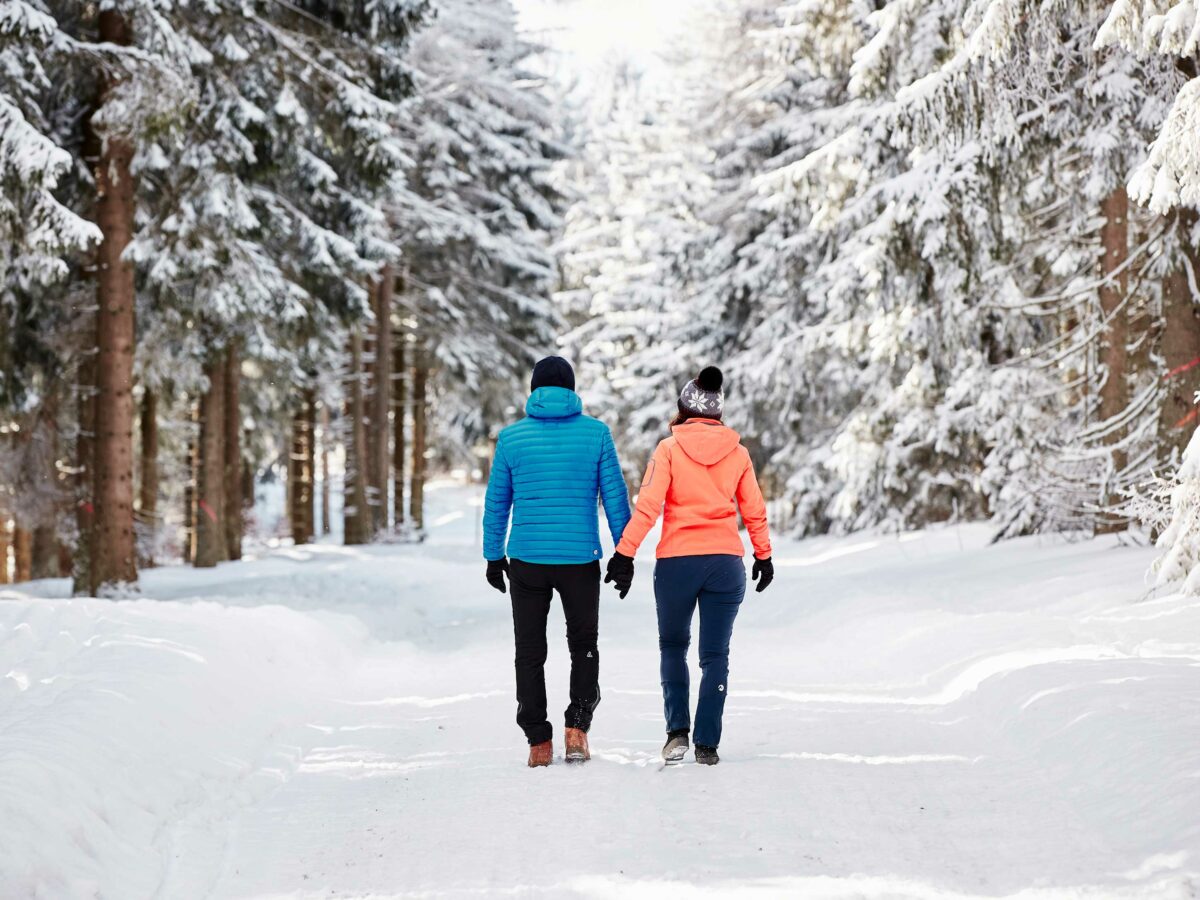 Paar beim wandern im Winter