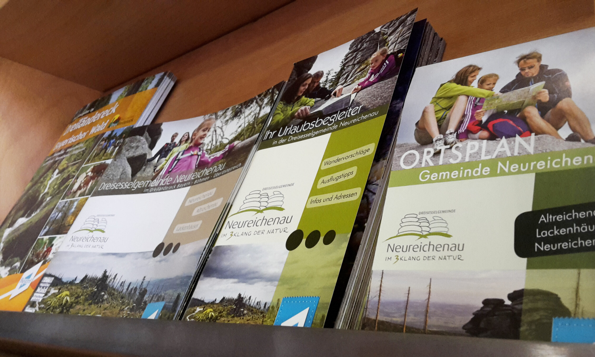 Flyer auf einem Regal.