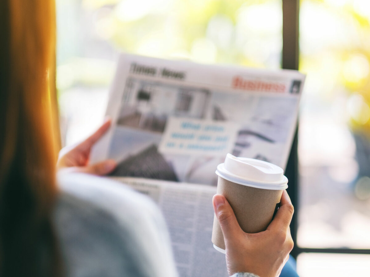 Frau liest Zeitung