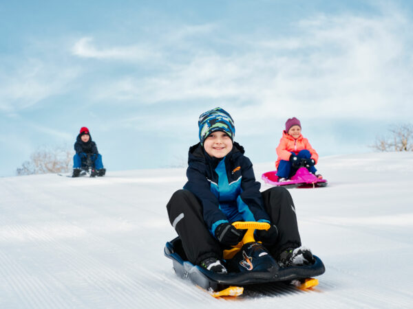 Kinder beim Rodeln