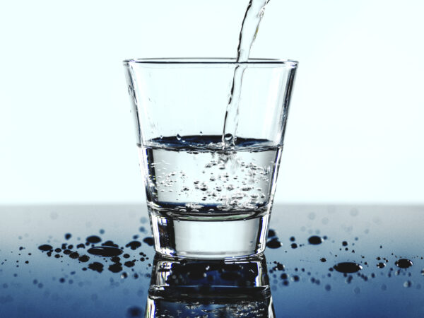 Glas mit Wasser.