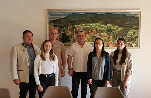 v. l. Breitenberg: BGM Adolf Barth, Celina Putz (Tourismus), Schwarzenberg: Andreas Schrattner (Tourismus), Harald Obernberger (Amtsleiter), Neureichenau: Bürgermeisterin Kristina Urmann, Nina Freund (Tourismus)