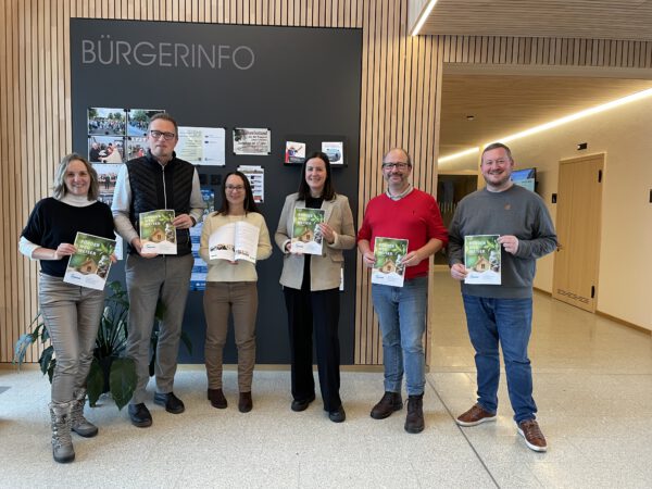 v.li.n.re.: Edith Stadlmeyer (ILE Umsetzungsbegleitung), Michael Graml (Geschäftsleiter Untergriesbach), Kristina Urmann (Bürgermeisterin Neureichenau), Theresa Lenz (Wirtschafsförderung Hauzenberg), Florian Riesinger (Arc Architekten), Johann Sterl (Geschäftsleiter Obernzell); Foto: © ILE Abteiland